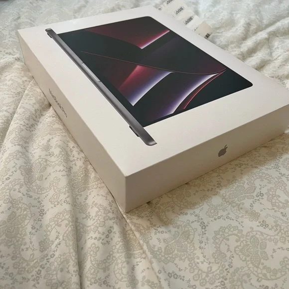 Apple MacBook シルバー 箱あり APPLE 〔中古〕MacBook Pro (14-inch・M3・Nov 2023) MR7J3J/A